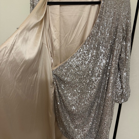 Large sequins wrap dress by Gianni Bini. Fully lined. Ties at front. No flaws - Picture 4 of 5